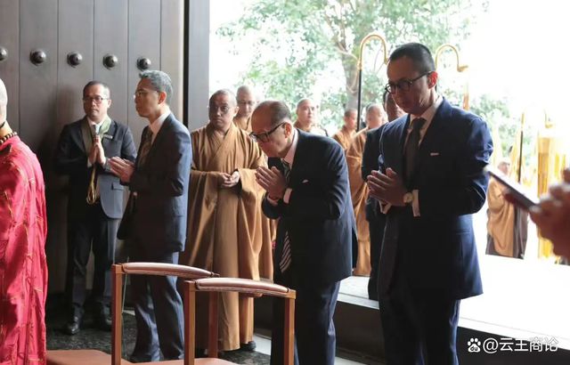 94岁李嘉诚现身寺庙,李泽楷罕见陪同破不和传闻,周凯旋却没出现