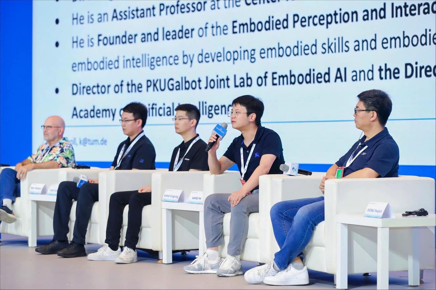 波士顿动力创始人对话国内四大AI机器人CEO：「人形机器人是炫耀而非生产力」｜钛媒体AGI