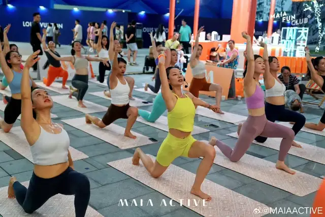 Lululemon创始人去了MAIA ACTIVE的店,这是几个意思?