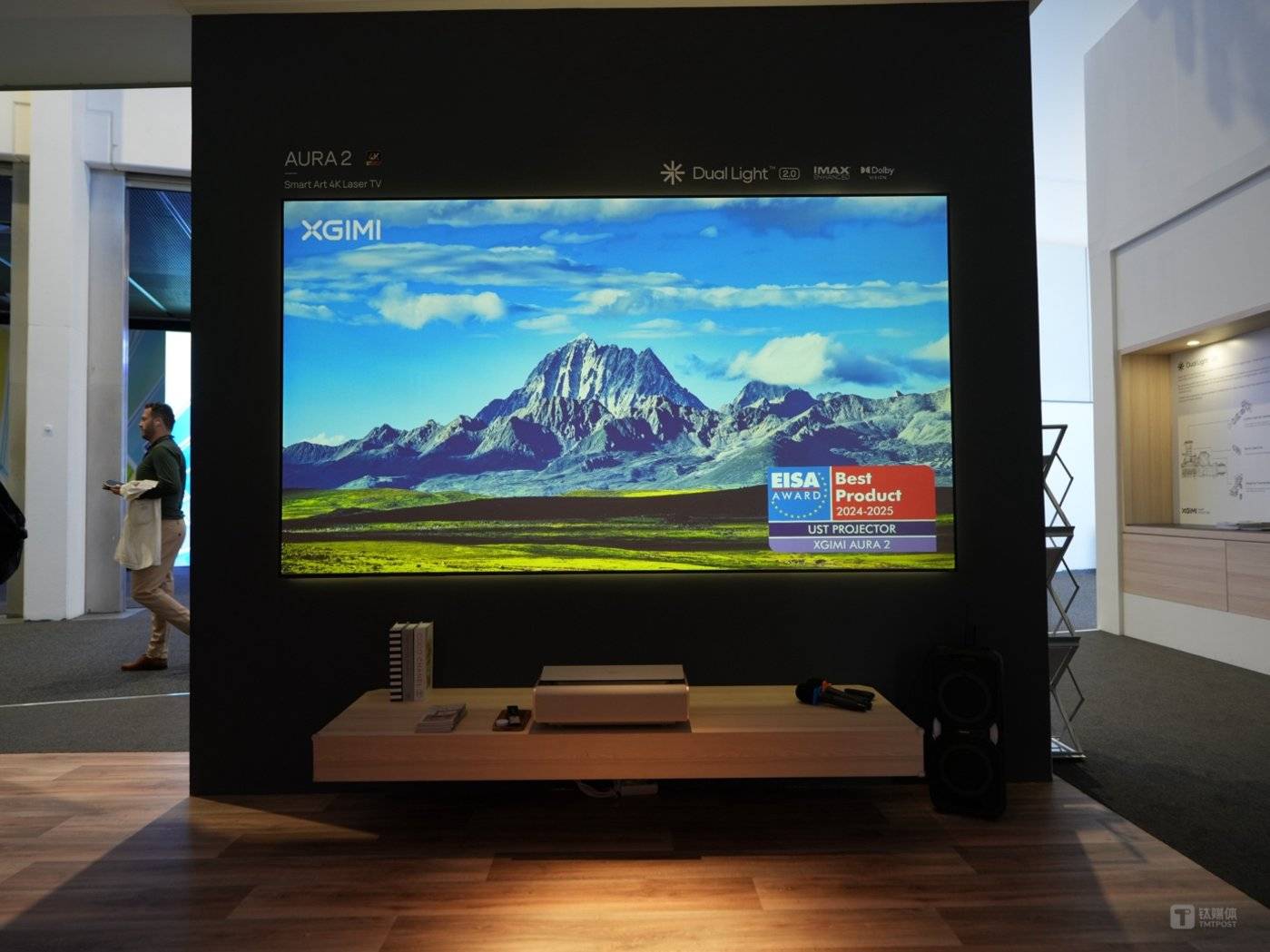 极米4K超短焦激光电视AURA 2亮相，内置毫米波雷达技术｜IFA 2024