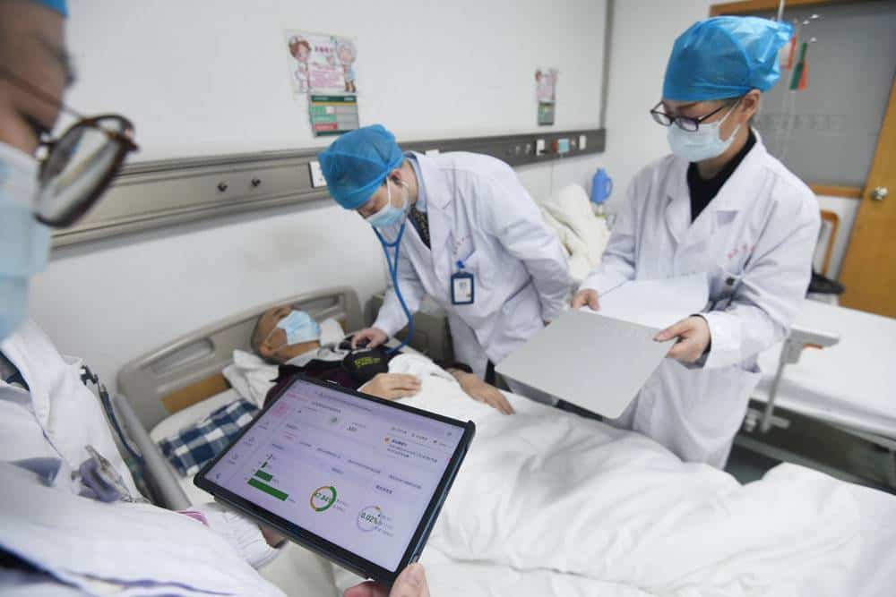 中国GPT医生，一脚踢向最大「绊脚石」