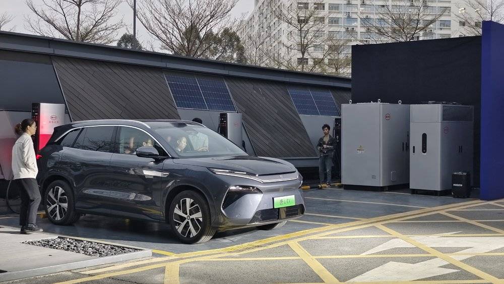 5分钟充400公里，比亚迪电「疯」了