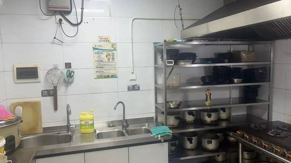 黄焖鸡回收剩菜，平价餐饮正在集体失控