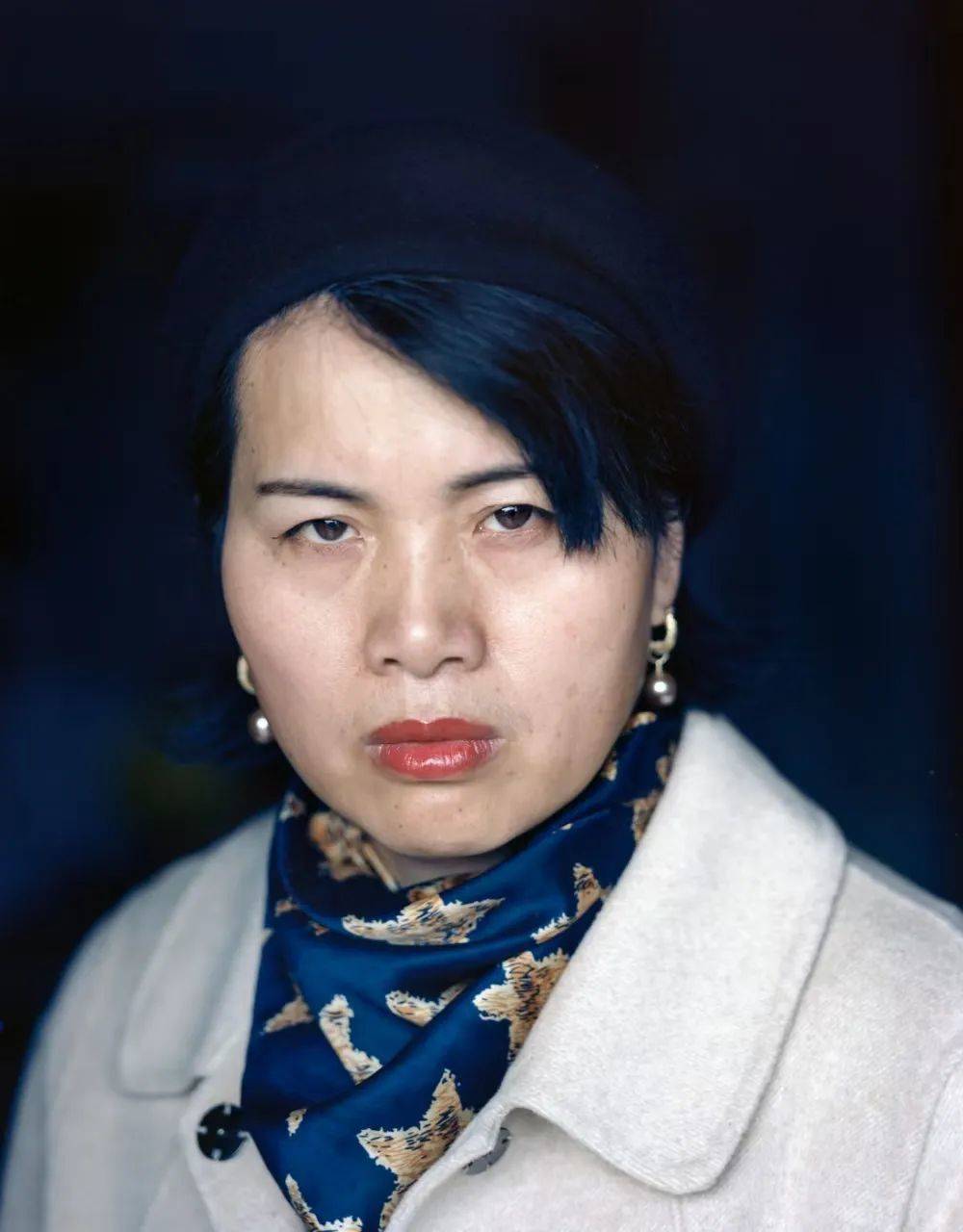 在快递厂，我拍下他们的双手、孩子和回不去的村庄