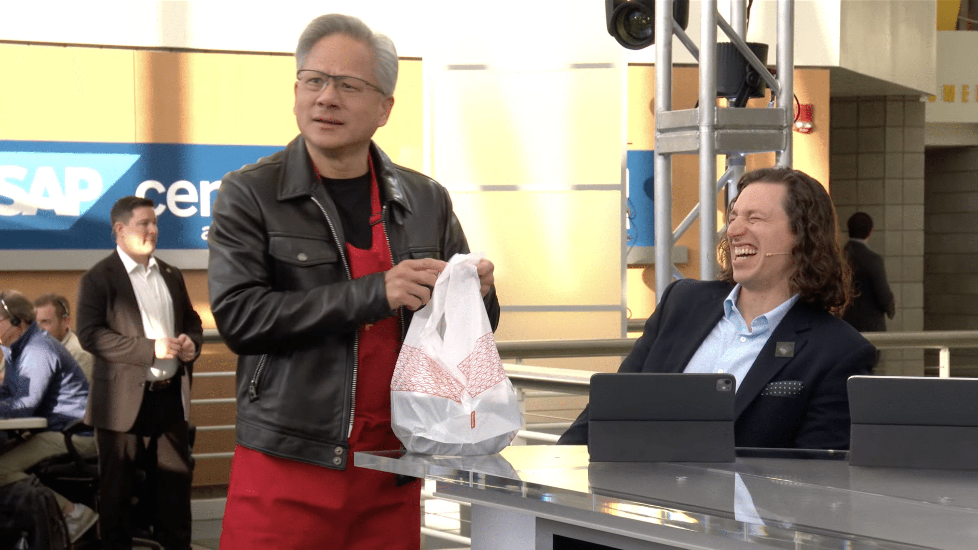 性能暴增150% 的地表最强AI芯片发布，英伟达捍卫算力「霸主」｜钛媒体AGI