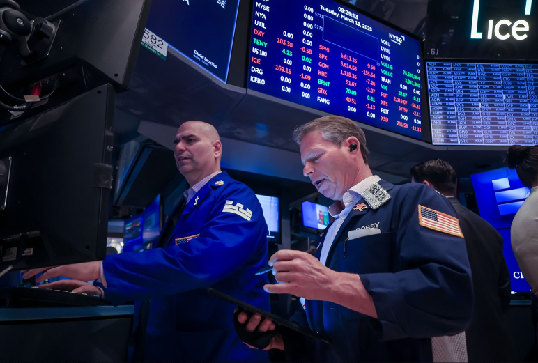 美股仍被严重高估！「巴菲特指标」超历史趋势线35个百分点，瑞银唱衰：美股吸引力不再！1987年「黑色星期一」将重现？