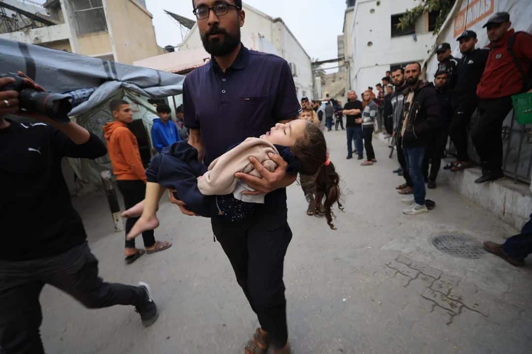 被指「系统屠杀」！以军20天打死1350人，490名儿童丧生，炮击急救车队杀害医护人员！特朗普将见内塔尼亚胡，美军空袭也门