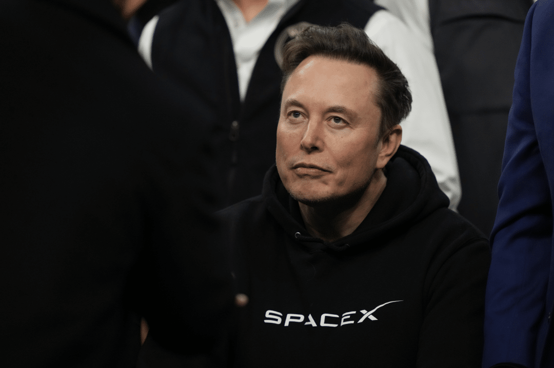 美股大跌损失惨重，马斯克也忍不住了！他公开挖苦特朗普「顾问」纳瓦罗：要么是自负，要么是脑子有问题