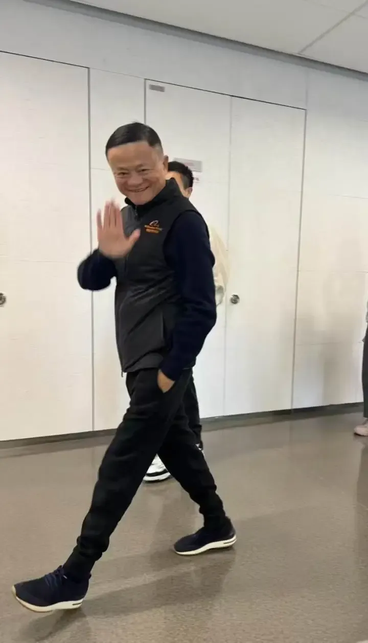 马云，现身阿里云！佩戴阿里最新工牌，上面三个字亮了