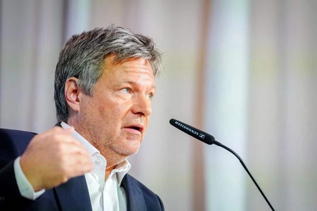 特朗普惹众怒， 「昔日老铁」纷纷发声，日本：极度失望！法国：准备好打这场贸易战！英国称冷静对待……美股大幅低开，苹果跌超8%