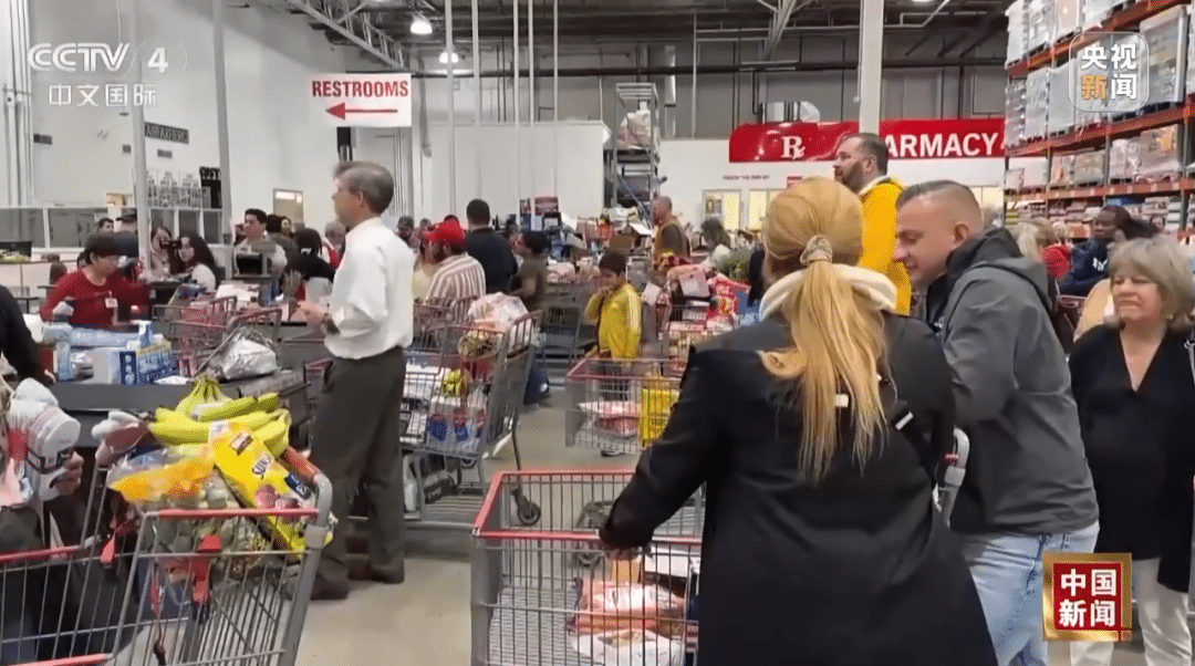 一瓶中国产洗发水涨了12美元，美国华商：有中国进口货被抢光！苹果零售店被挤爆，美国人抢购iPhone！美国商会考虑起诉特朗普政府