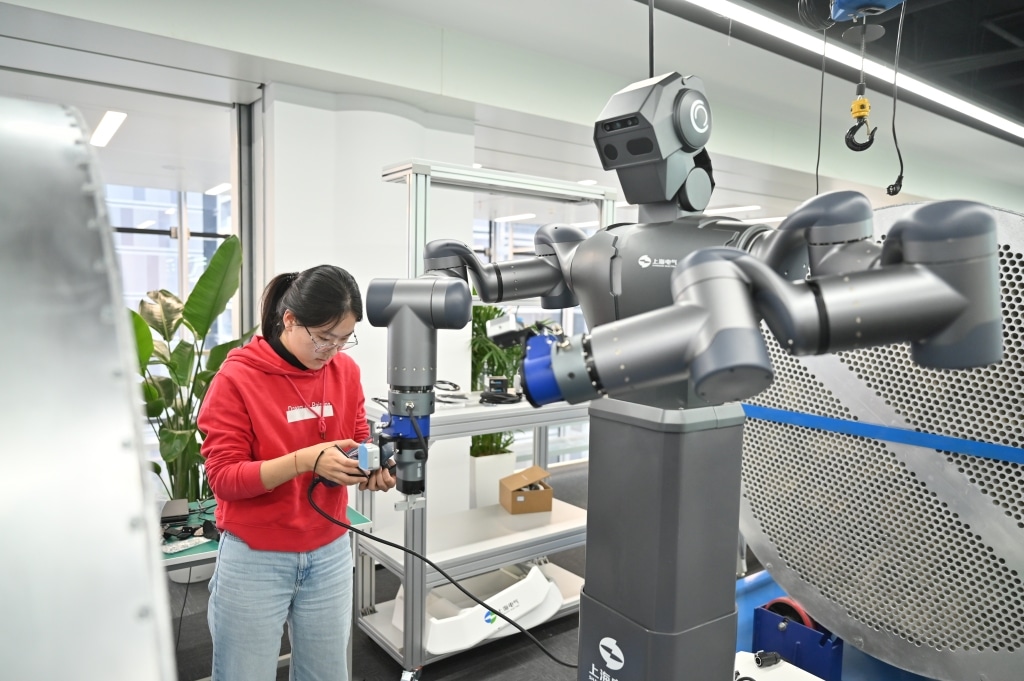 揭秘人形机器人「学校」：一个动作练习5万次 骨骼之上塑「血肉」