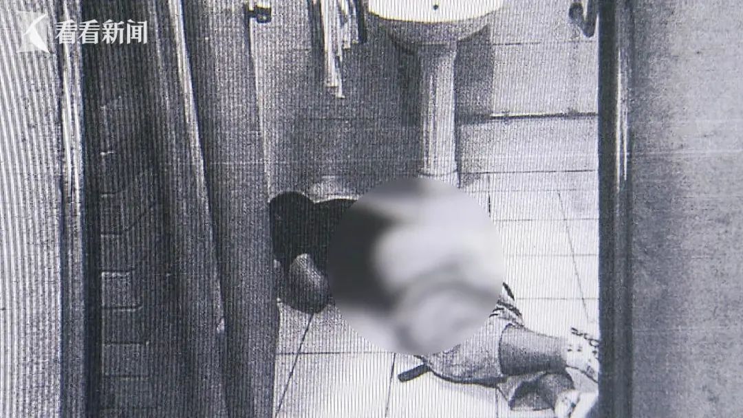 上海一外卖小哥深夜在公厕昏倒后猝死，生前常工作至凌晨！家属找保险公司索赔遭拒，法院判了