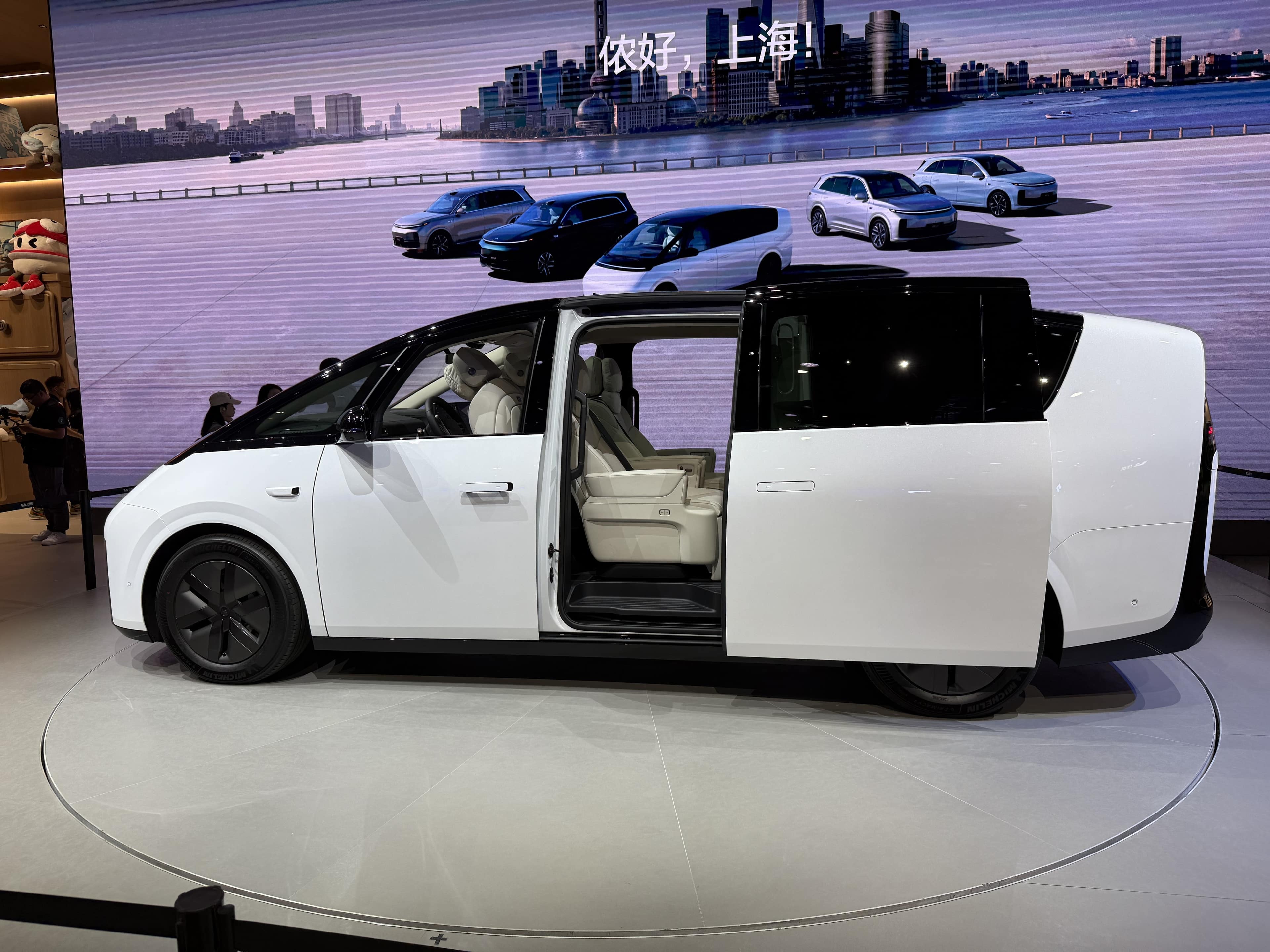 车展速递｜理想汽车发布MEGA Home家庭特别版  二排配备可旋转零重力座椅