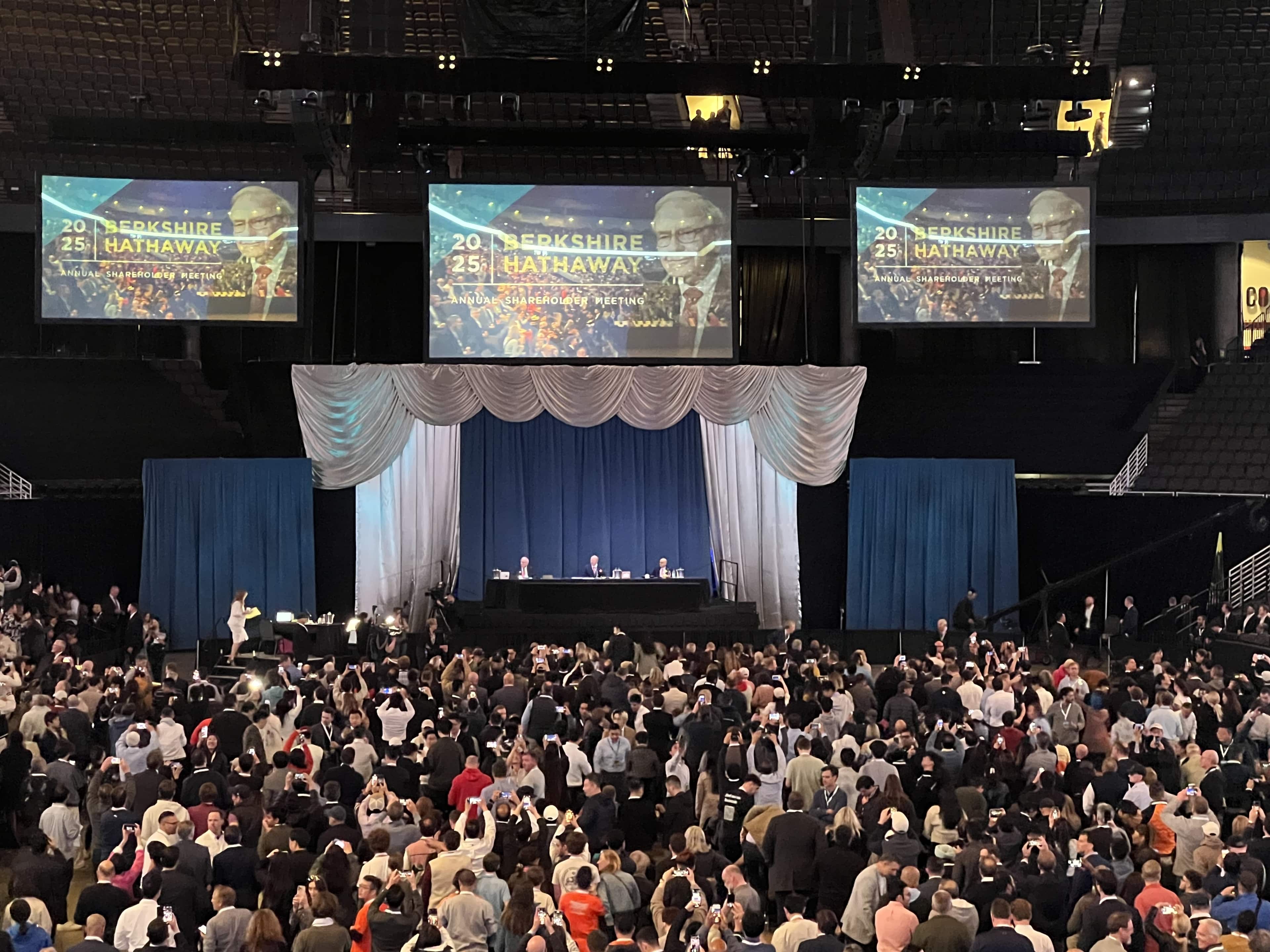 巴菲特第60次股东大会点赞库克，谈到AI、贸易、证券市场、近期差点花掉100亿美元，之所以赚了很多钱，是因为......