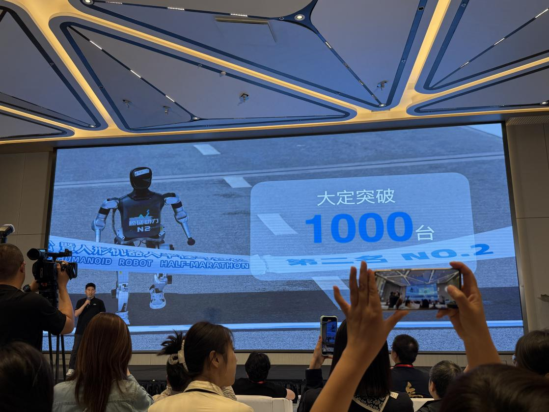 N2大定突破1000台！女性仿生机器人「小诺」登场  松延动力迎来商业化破局时刻？｜「奔跑吧」具身智能 ⑤