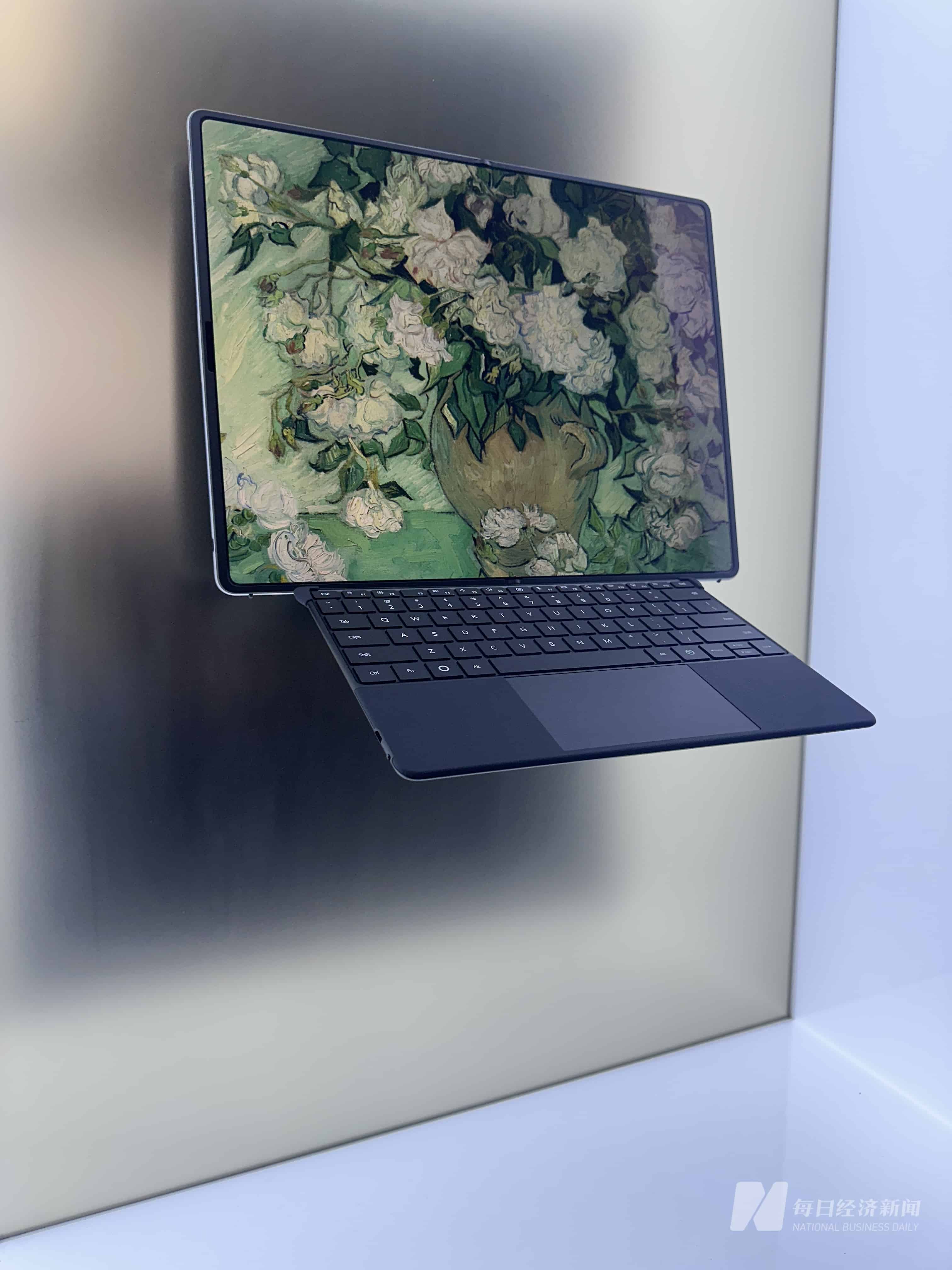 最高26999元 华为首款鸿蒙折叠电脑亮相 余承东：解决电脑便携和大屏无法兼容的难题