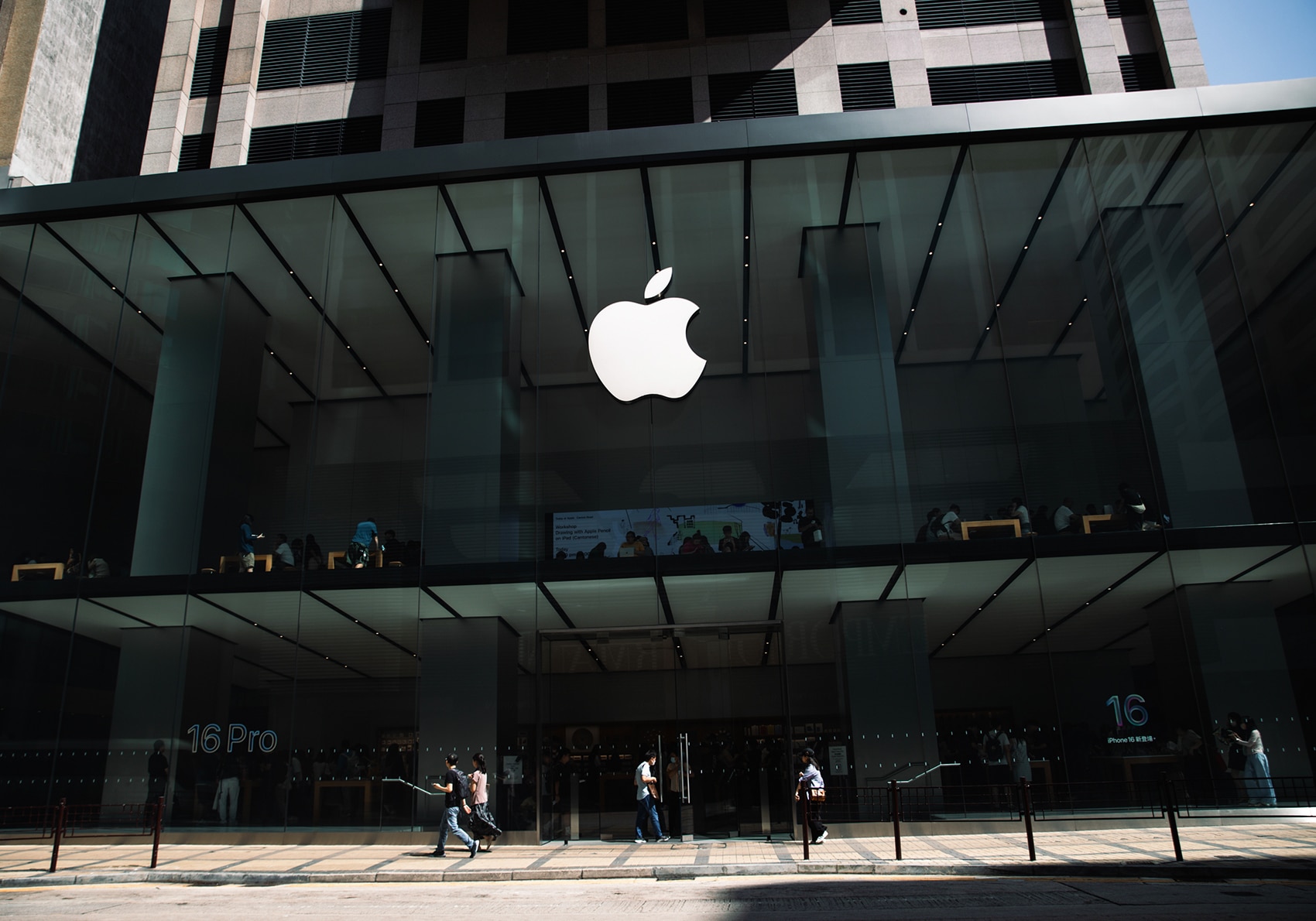 510万股，苹果突遭抛售！年初以来股价跌超20%，市值蒸发超5.5万亿元！发生了什么？