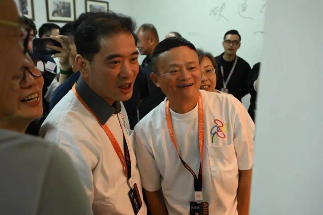 马云再度现身，引发「回归」猜测！阿里内部人士：回归绝不可能，作为创始人他也从未离开