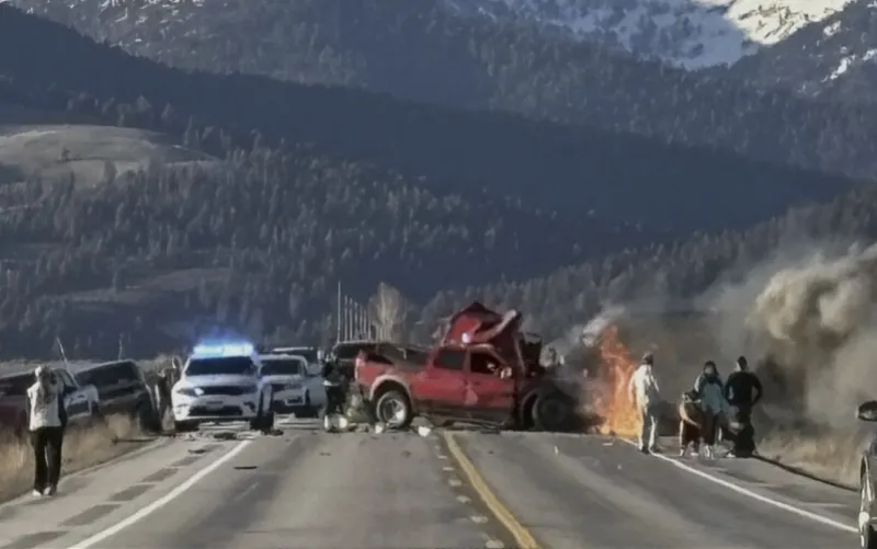 美国黄石公园附近发生车祸，5名中国公民遇难，身份公布！另有8名中国公民受伤，警方：皮卡越线与奔驰面包车相撞，致其起火