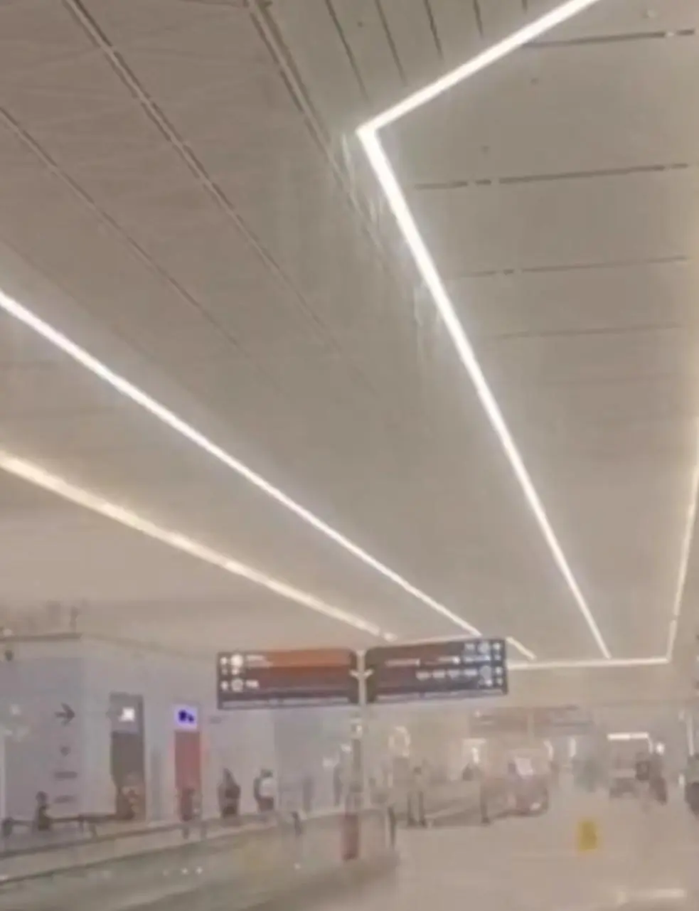 T5航站楼漏水变「水帘洞」？西安机场致歉：排水系统被冰雹堵塞，雨水翻过排水槽渗进楼内