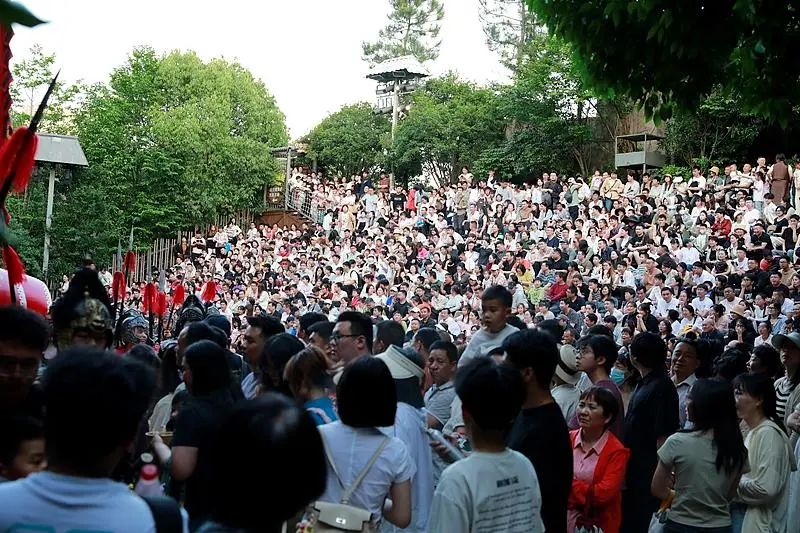 热搜！酒店爆满，游客求助文旅局，最后免费住进局长家！多地景点「约满、售罄」，敦煌多个景区关闭，返程请注意「南雨北沙」