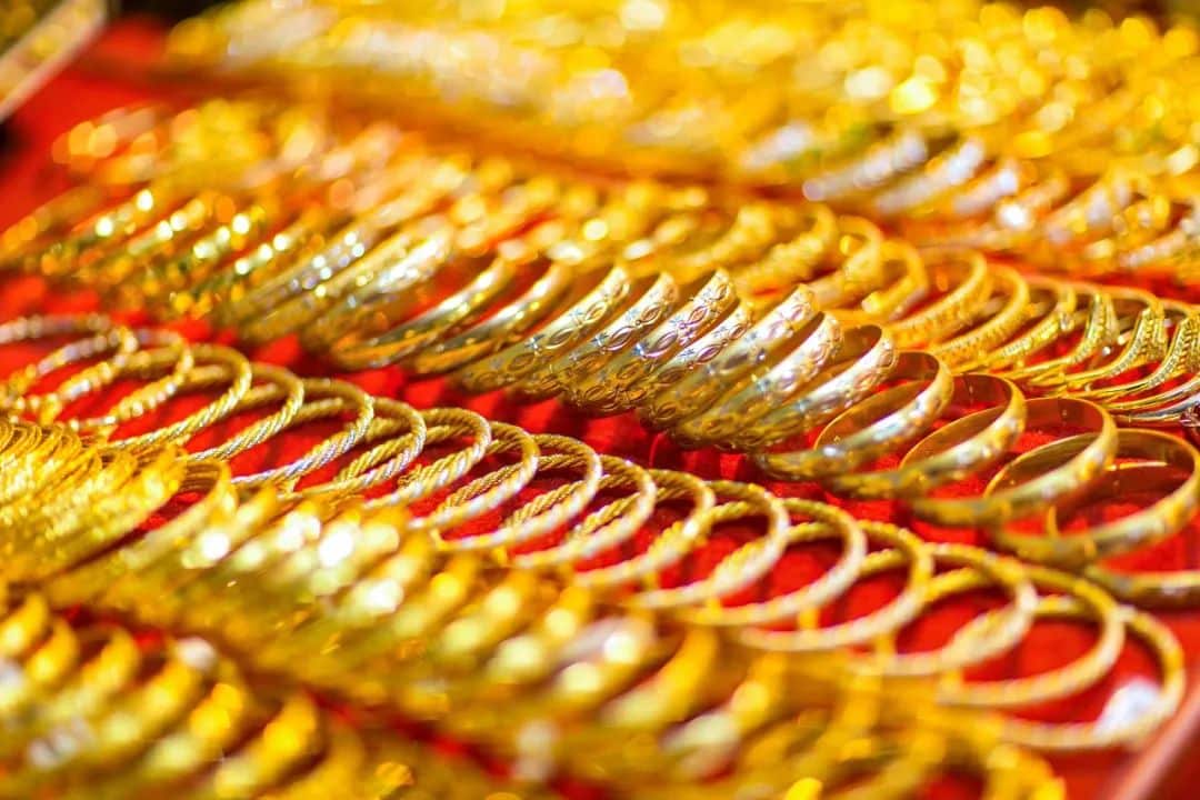 相继出手!金价高位,「中国金王」和港股「股价王」都坐不住了!
