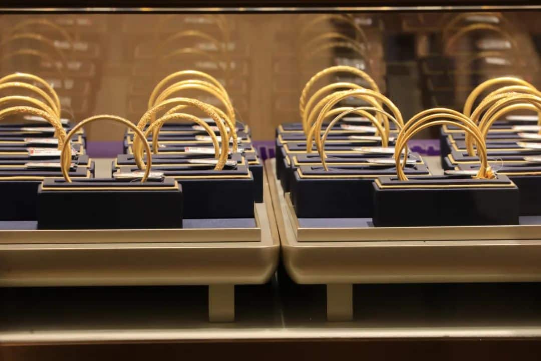 金价快速回调，一周跌近40元！深圳水贝金价降至756元，年轻人几十万元追高被套