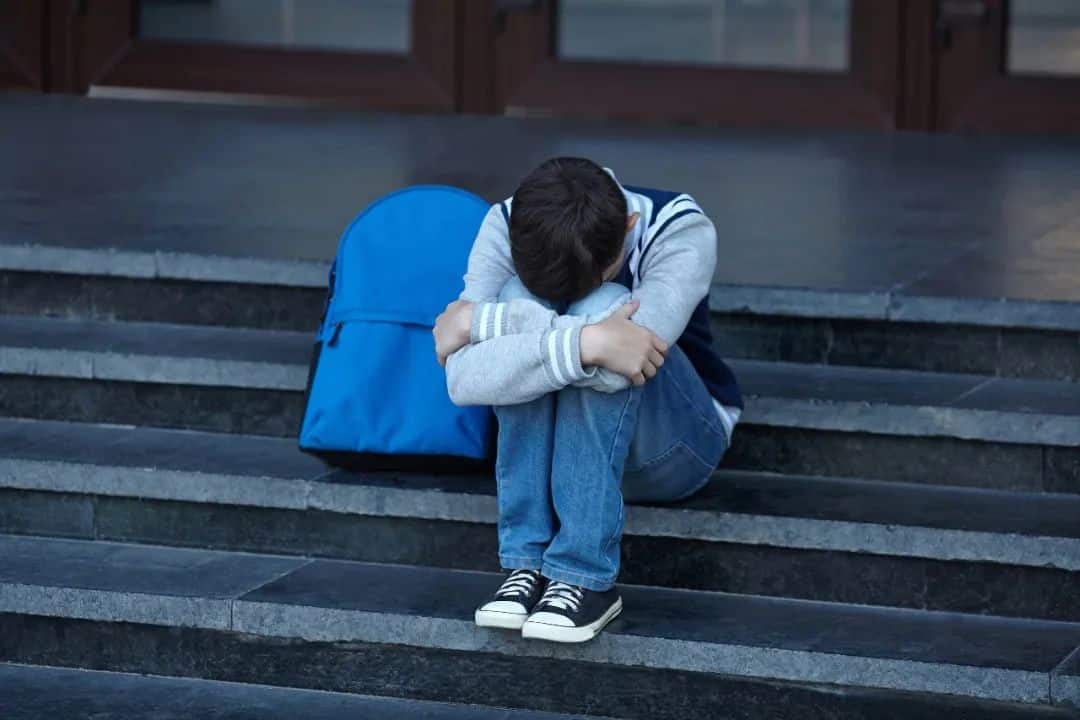 中学生举报同学带平板电脑，被打成轻伤二级，老师曾奖励举报者一瓶牛奶！法院：学校鼓励学生互相检举引发学生矛盾，要担责