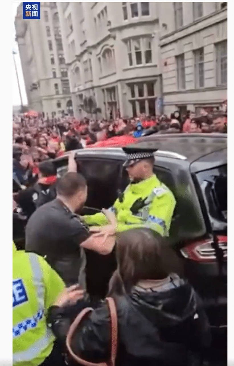 「现场一片混乱，有人被碾压」！英国一汽车冲撞人群伤及27人，当时数万名球迷正沿街庆祝，首相发声