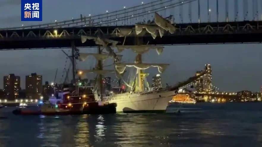 突发！墨西哥海军帆船撞上纽约布鲁克林大桥，2名水手当时在桅杆顶，多人落水受伤！现场视频→