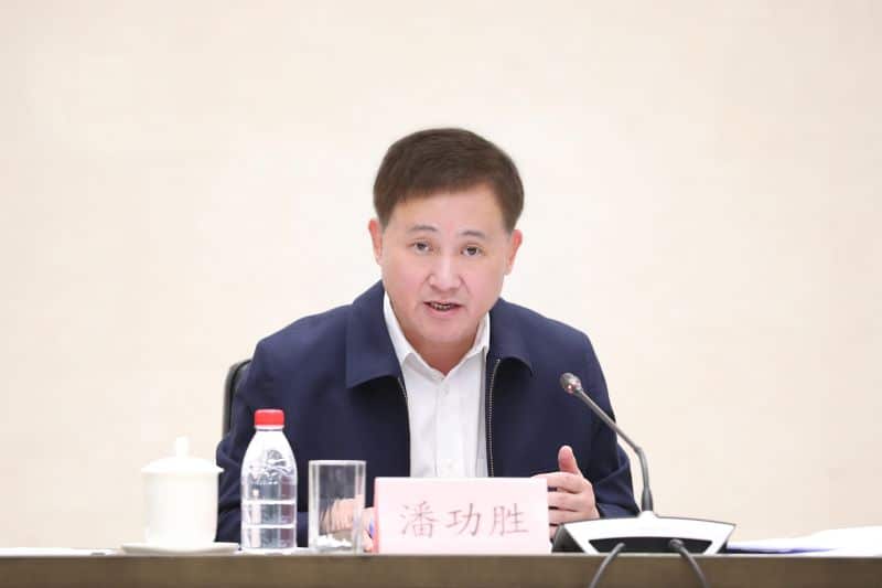 央行行长潘功胜主持召开金融支持实体经济座谈会