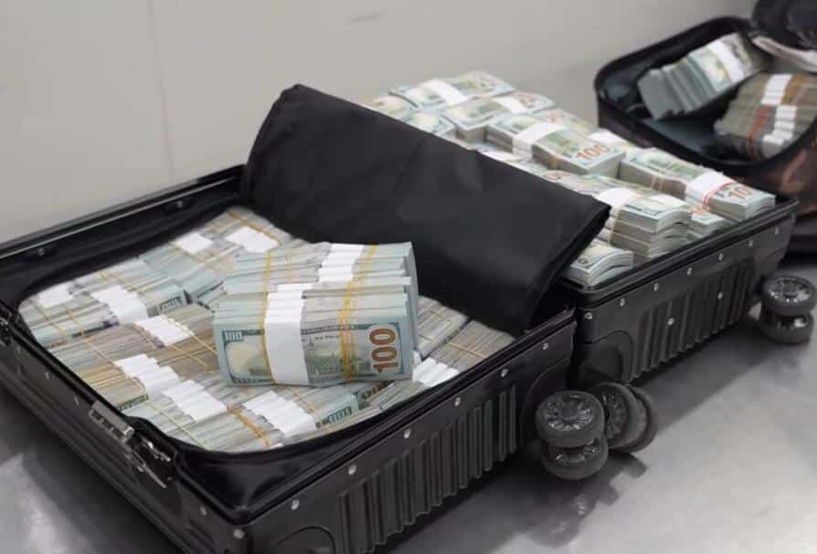 满满一行李箱！深圳海关查获旅客违规携带230万美元现金