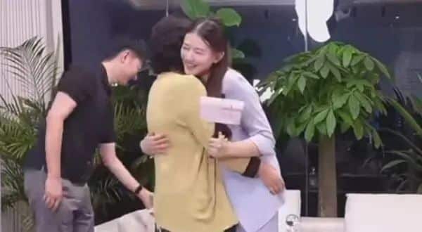 董明珠孟羽童同框直播，带货销售额达500万元！董明珠回应孟羽童能否再回格力，称她离开时「犯了很大的错」