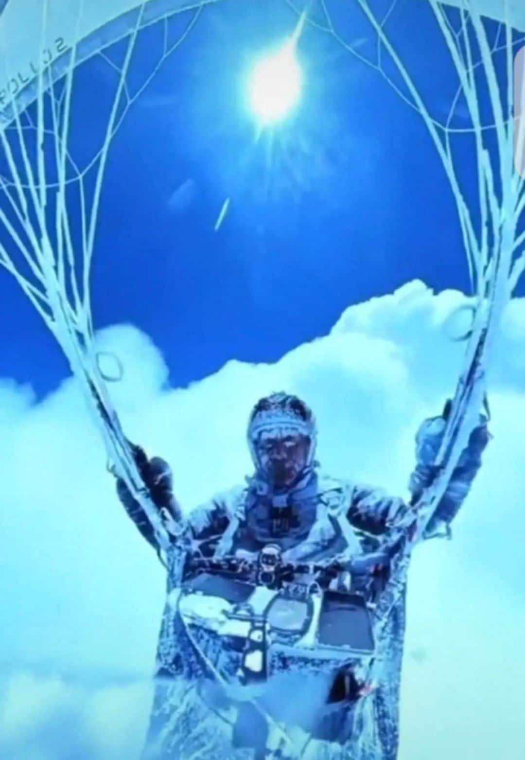 男子祁连山玩滑翔伞被吸至8598米高空，克服缺氧、全身多处结冰坚持控伞，奇迹生还！知情人称：飞行没报备，官方已介入调查