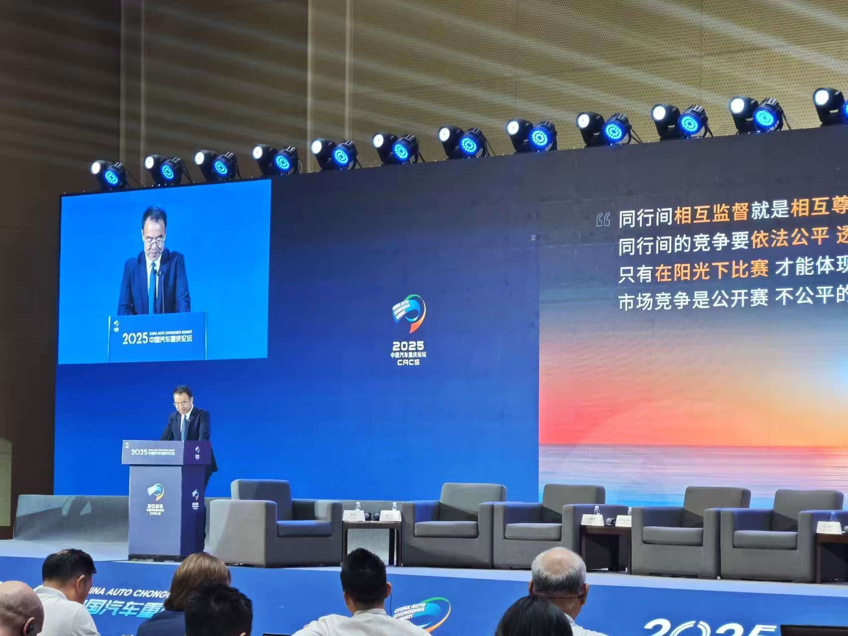 吉利控股副总裁杨学良：内卷式恶性竞争将把中国汽车工业带向险境