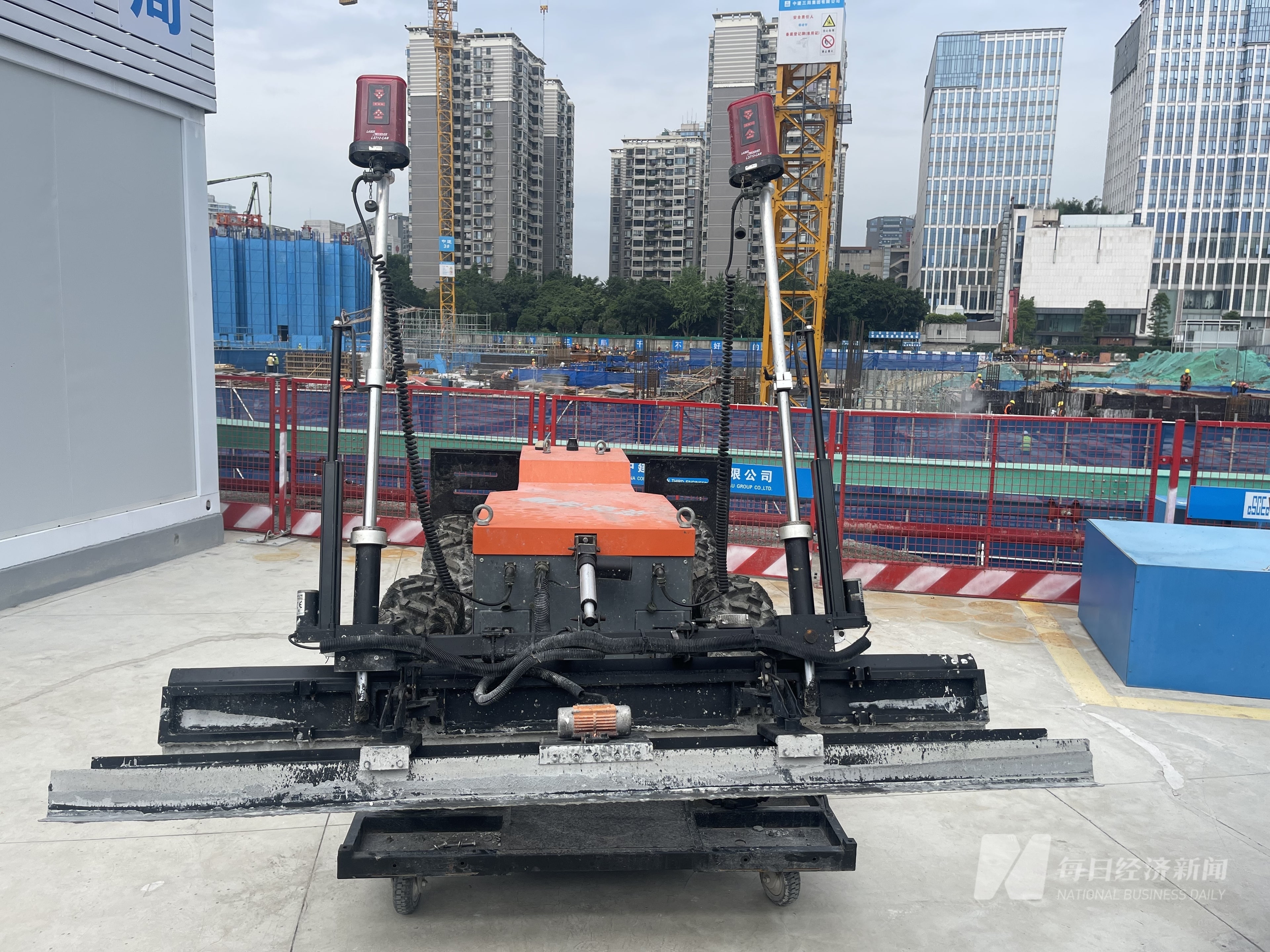 工地「机器人天团」出道：整平、收光、抹灰都会  它们距智能建造还差什么？