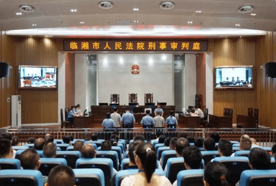 侵吞学生伙食费近350万元，湖南一中学总务处主任和采购员被判刑