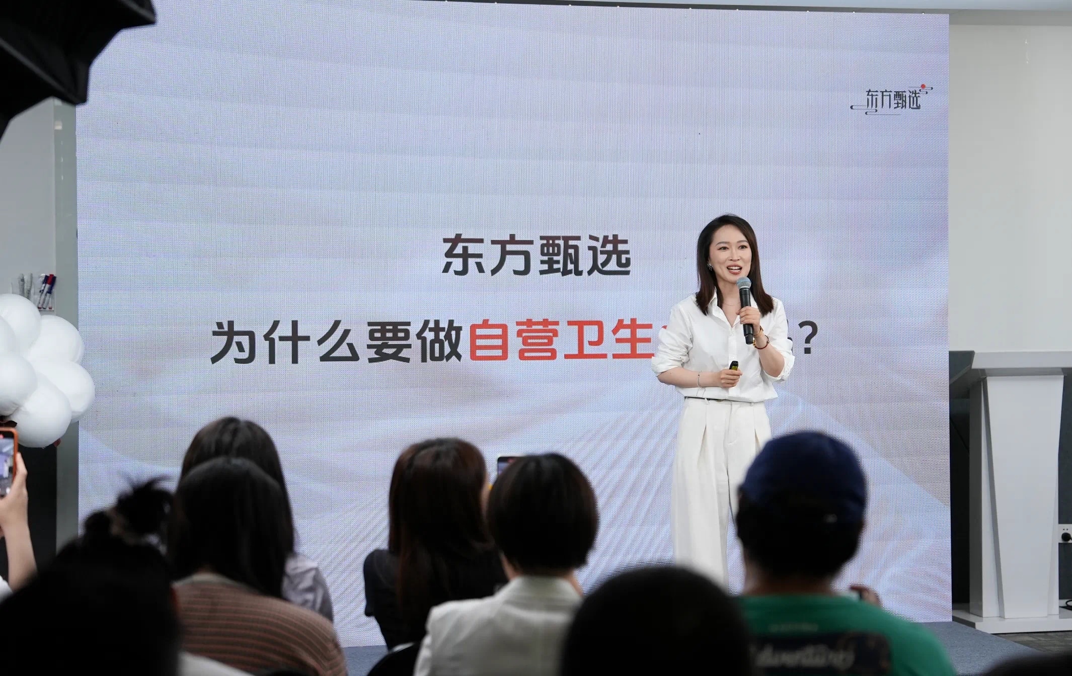 东方甄选VS朵薇  卫生巾新品牌首发销量「冰火两重天」：「透明工厂」是跨界敲门砖  流量差异成关键