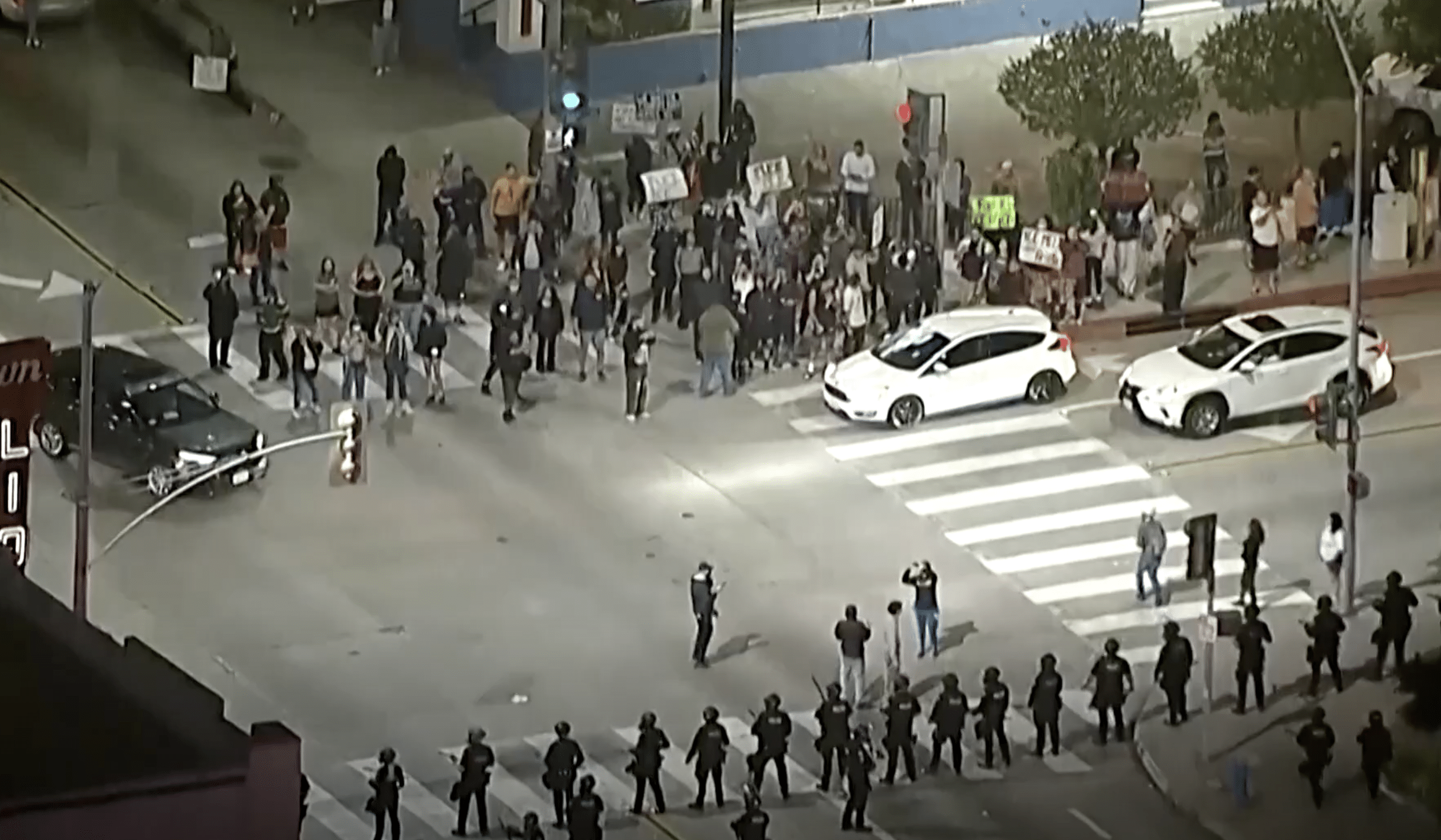 使用「大量非致命性弹药」，洛杉矶警察局逮捕超80人！洛杉矶市长宣布市中心部分区域继续宵禁！特朗普最新表态