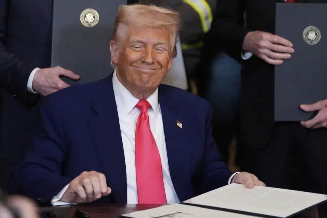 特朗普提交任内首份财报：持股加密货币平台获超4亿元收益！234页报告有145页为股票债券投资记录！此前被质疑操纵股市