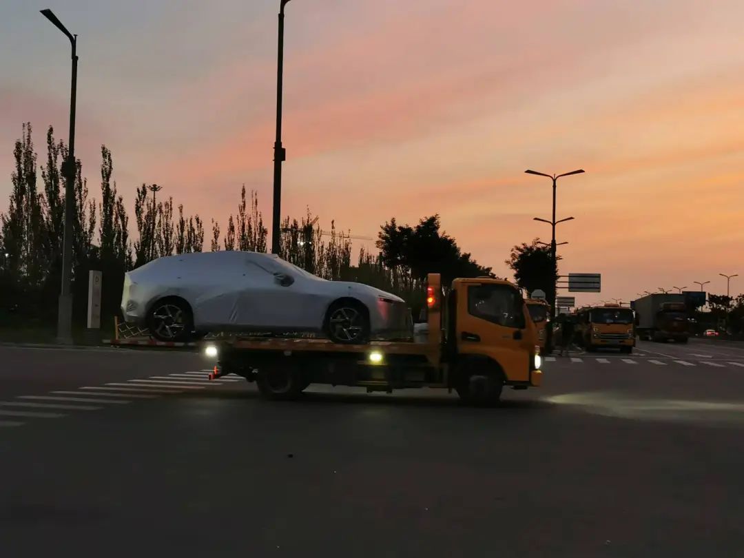 总计500辆！傍晚的小米工厂路边，YU7展车正运往全国！雷军再谈价格：大家一定会觉得是合理的