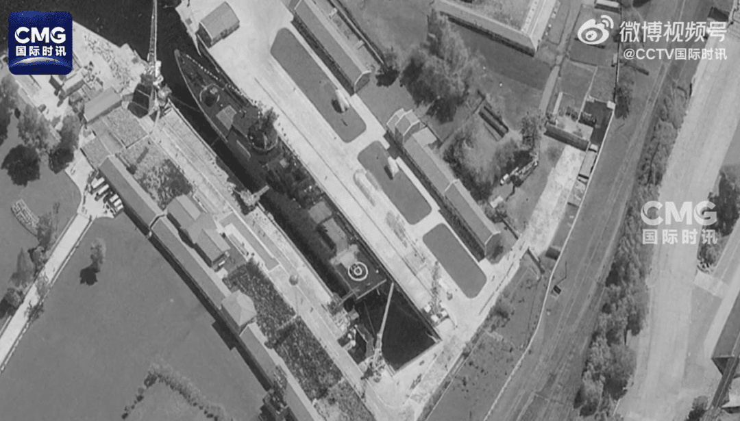 修好了！朝鲜发生重大事故驱逐舰再次下水，金正恩出席仪式，向指挥官授予「姜健」号的军舰旗