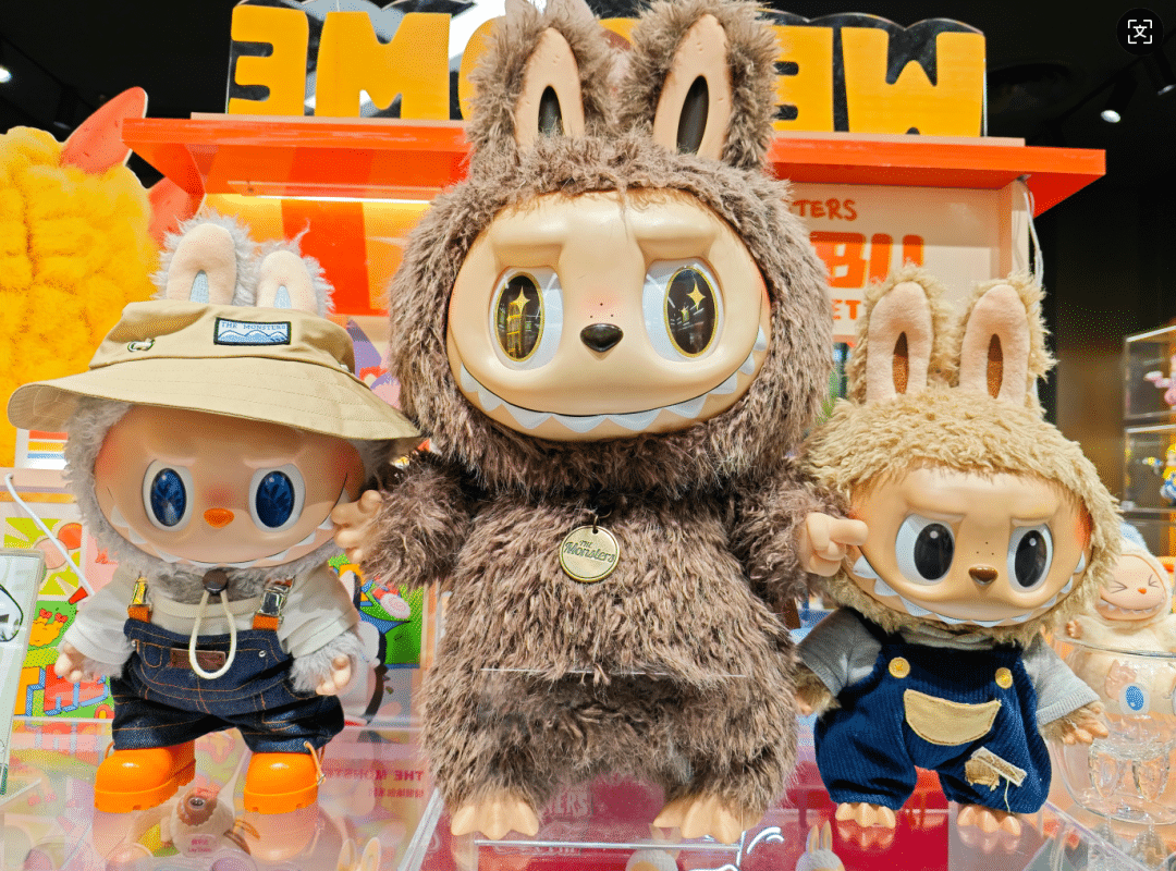 Labubu预售大放量！发货排到9月底，二手平台价格腰斩！深圳水贝出现「黄金版」Labubu