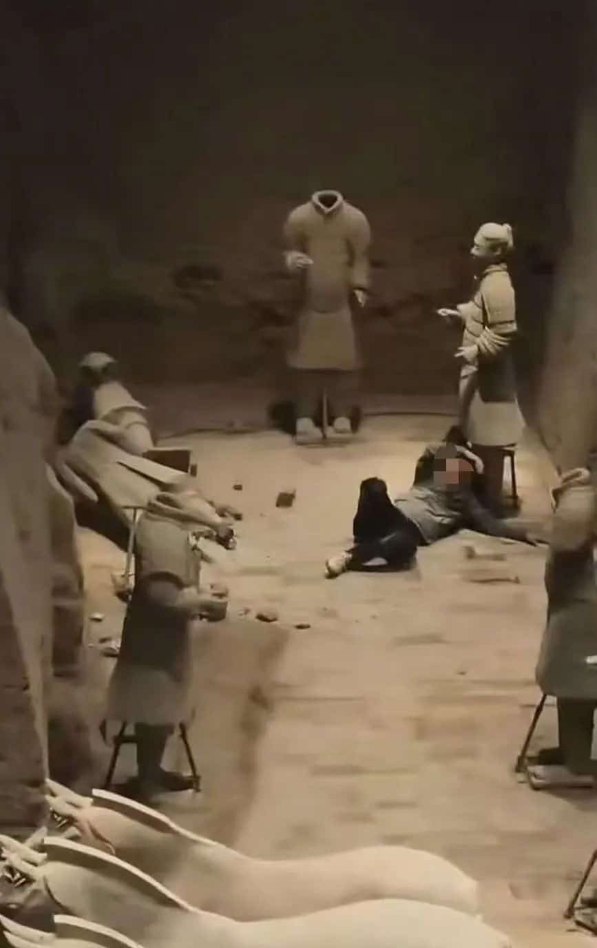 男子跳至兵马俑坑内，造成两尊铠甲武士俑损坏！警方通报：孙某患有精神疾病，已被公安机关控制