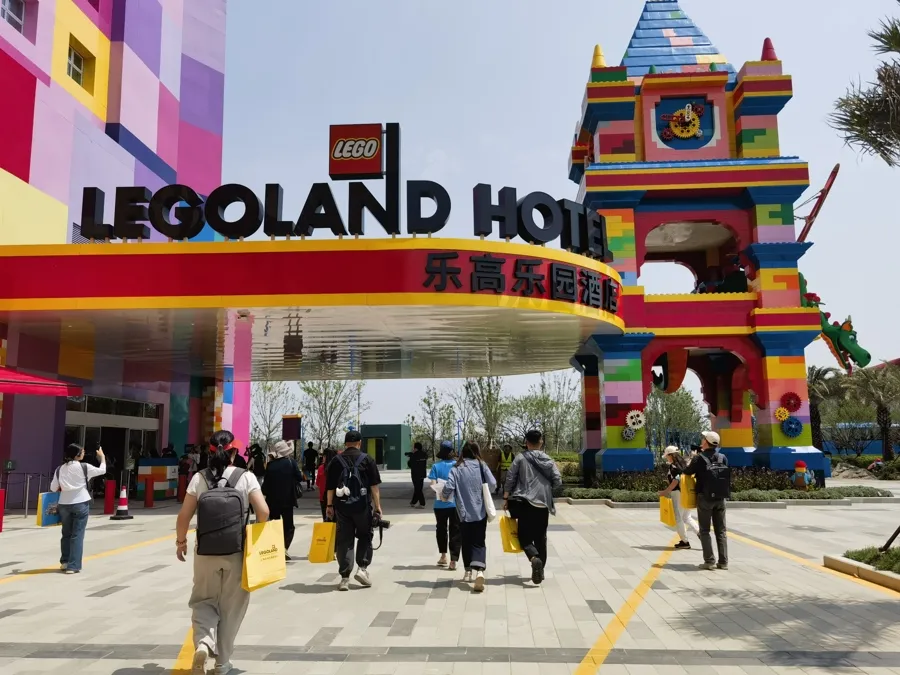 最高7463元一晚！上海乐高乐园酒店规定「下午4时后入住上午11时前退房」！酒店：提前入住或延迟退房均需付费699元