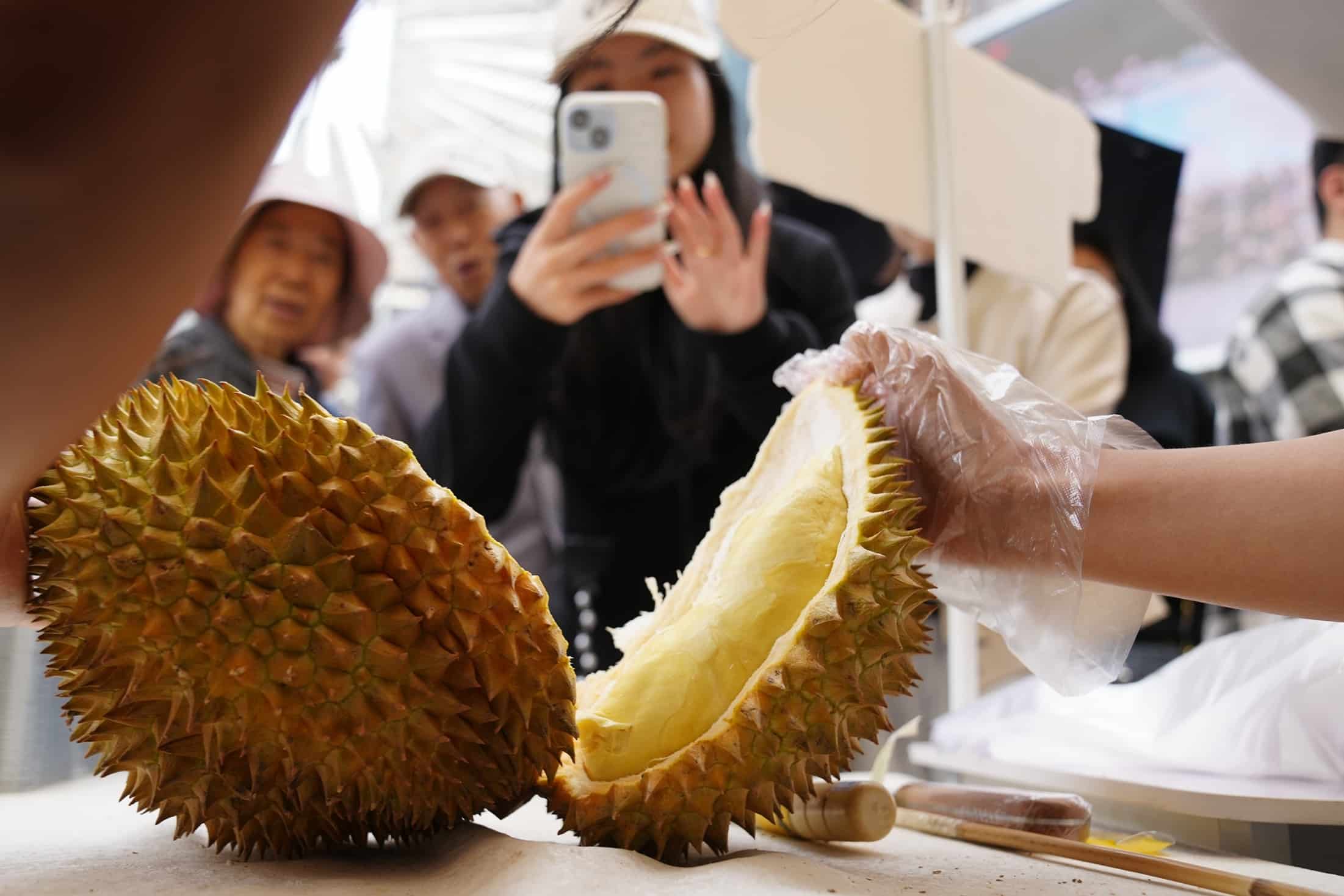 价格几近腰斩！「水果之王」大降价，有人一买两三个！价格还会降吗？