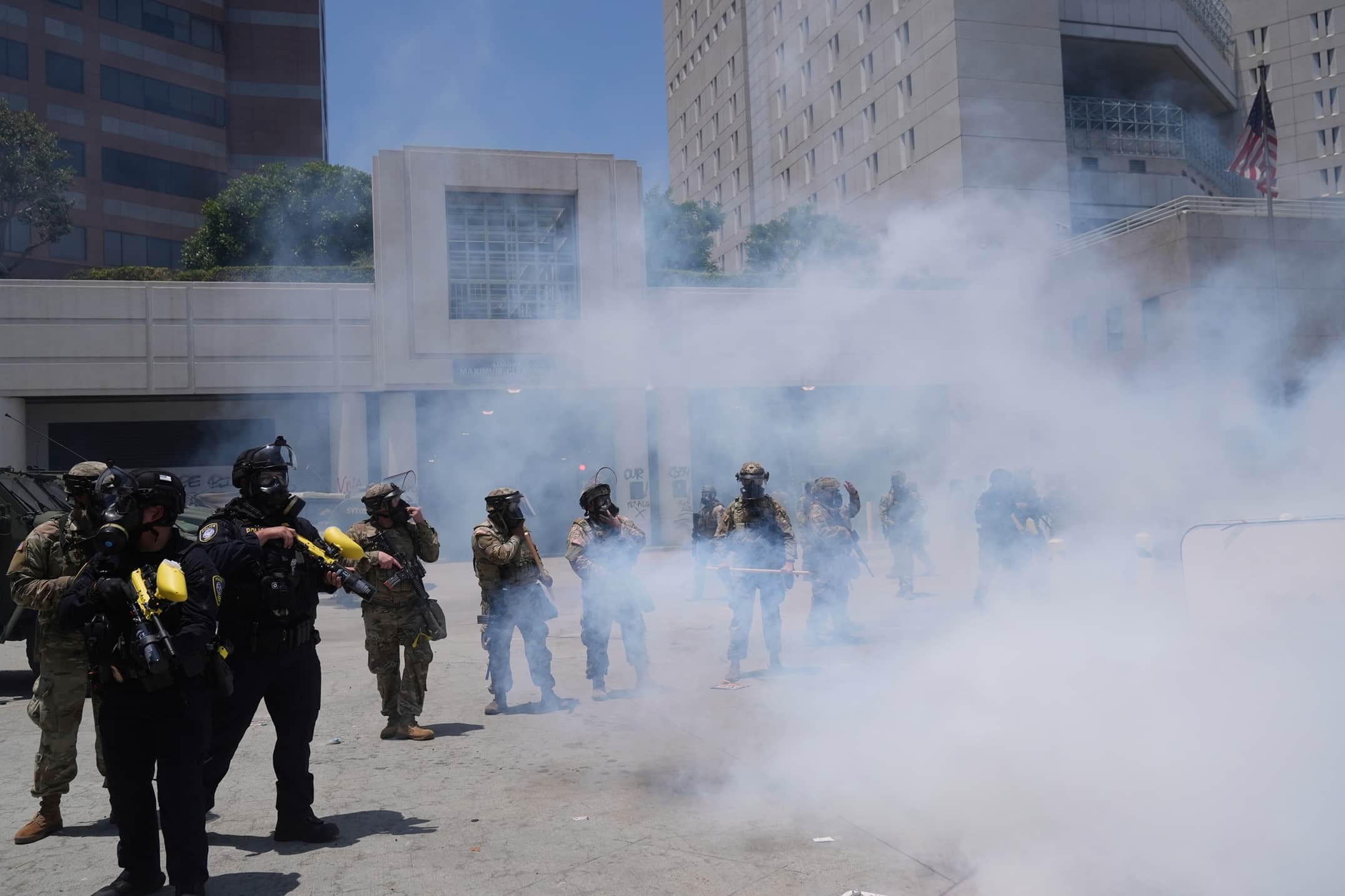 特朗普下令，「解放洛杉矶」！洛杉矶全市进入战术警戒状态，2000名国民警卫队已进驻！白宫官员警告加州州长