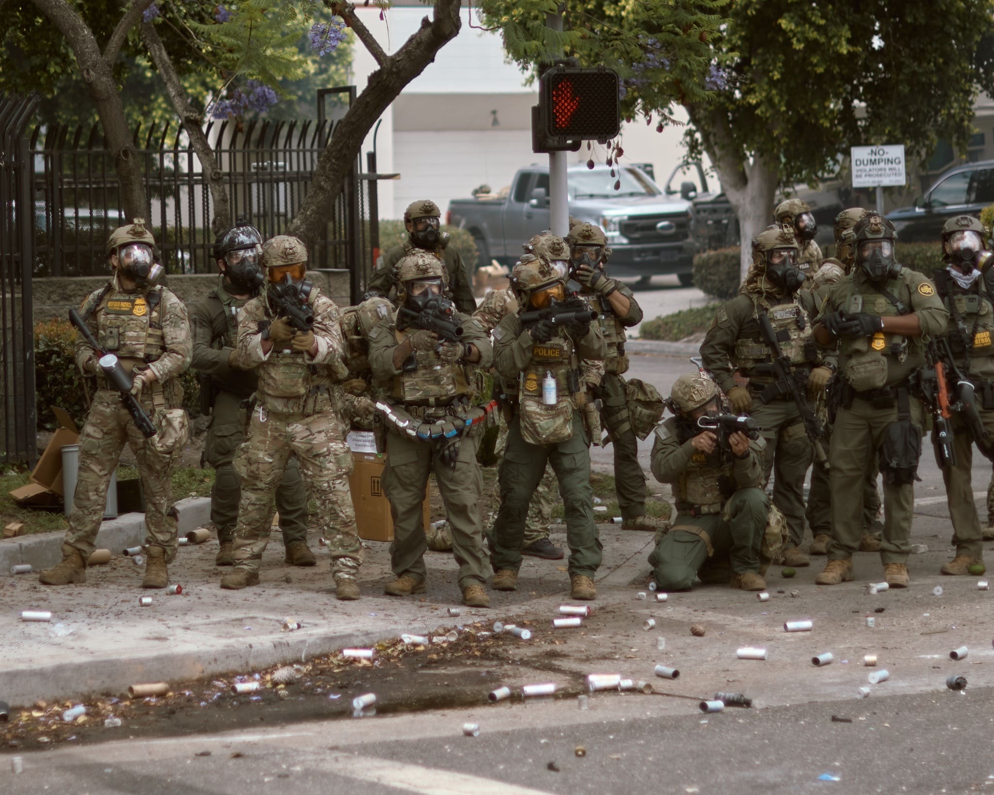 洛杉矶动荡升级！加州起诉特朗普政府，特朗普：支持逮捕纽森，「不想发生内战」！还将部署700名海军陆战队