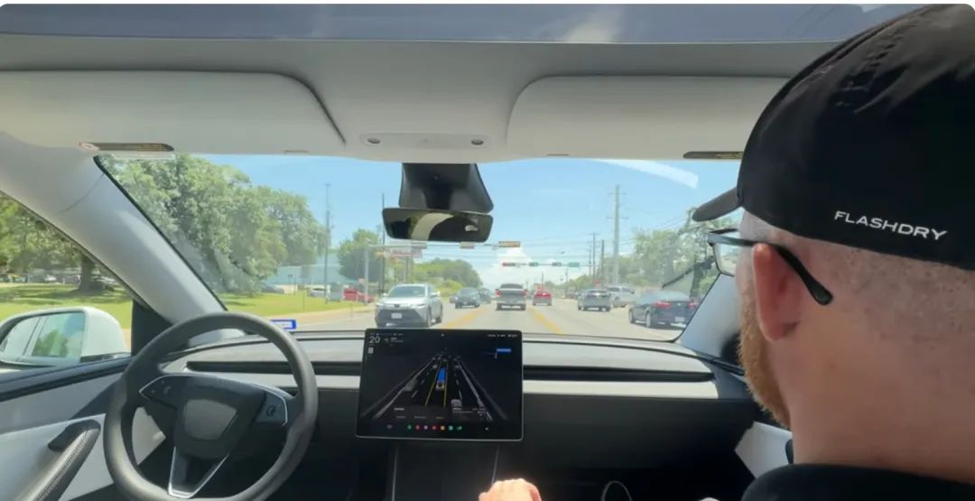 直线拉升，涨超10%！特斯拉自动驾驶出租车上线：一口价4.2美元，设有安全员！马斯克最新发文回应